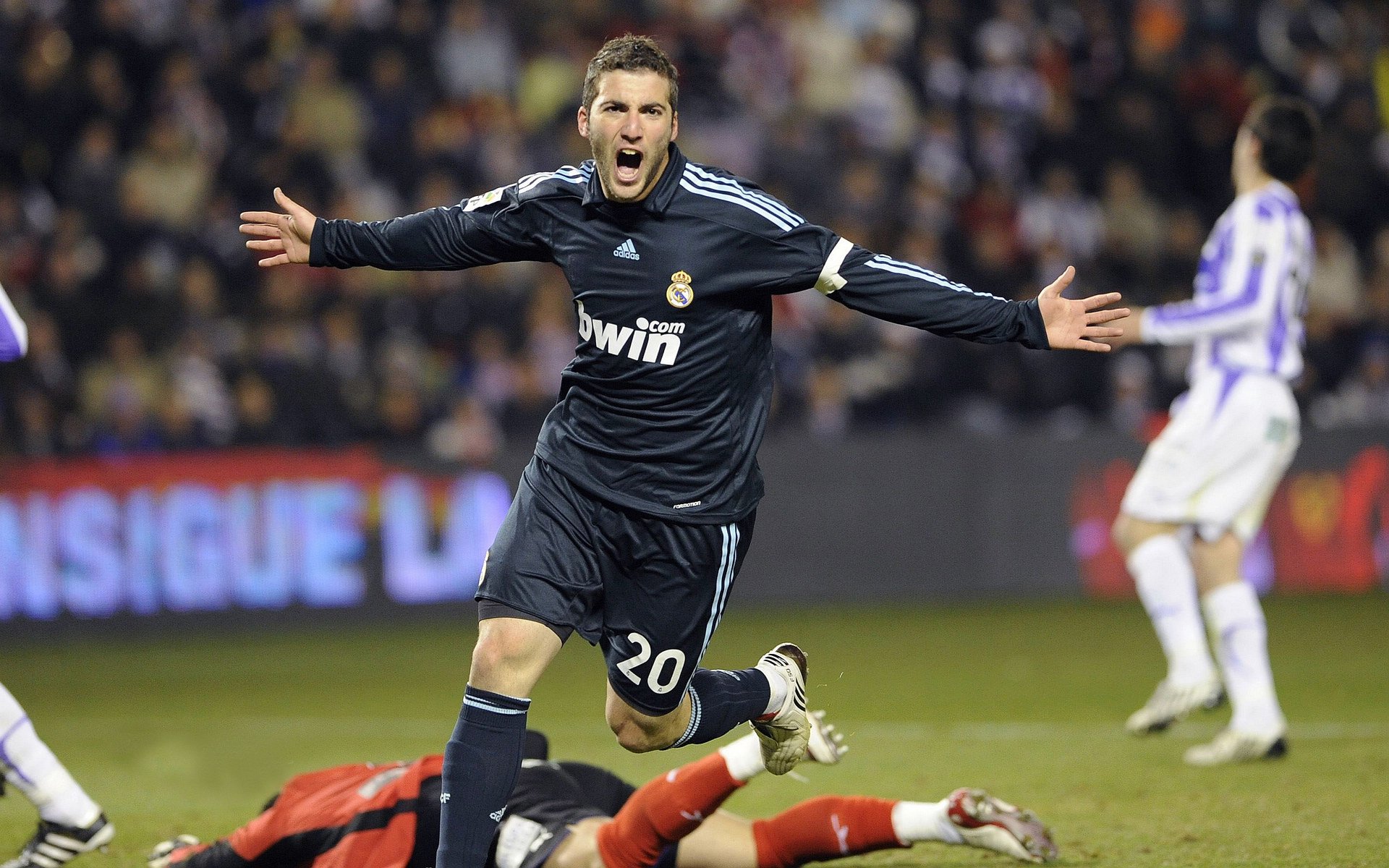 裁判员裁决争议引发热议,公正性受到关注,裁判员宣布