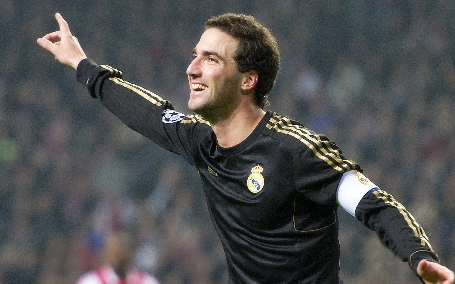 足球赛事视觉包装风格统一提升品牌形象,足球 时尚